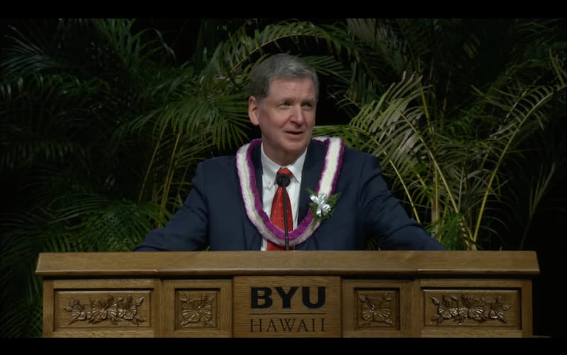 Frere James R. Rasband, soixante-dix autorite generale, s'exprime lors d'une assemblee spirituelle a BYU-Hawaii, a Laie, Hawaii, le mardi 2 juin 2026.