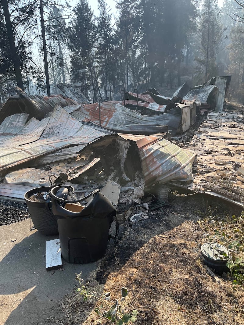 Un atelier situé au domicile du président du pieu du mont Spokane (Spokane, Washington), Robert L. Sanders, a été brûlé lors des récents feux de forêt près de Spokane (Washington), photographié le 3 août 2026.