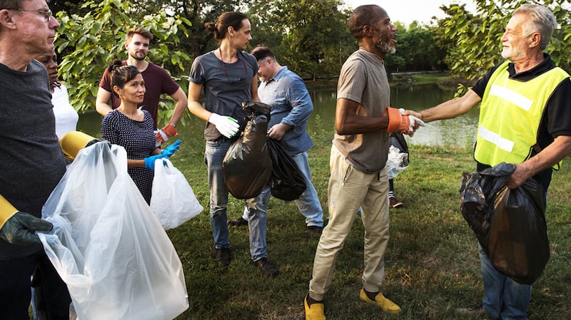 Des personnes participent à une activité de service.