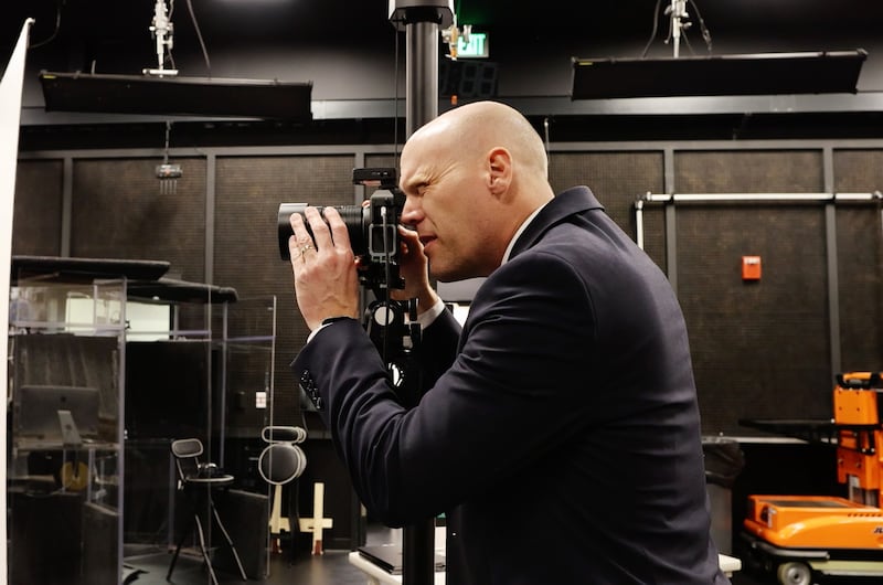 Le photographe de l'Église Cody Bell prend une photo dans un studio de l'immeuble de bureaux de l'Église à Salt Lake City, en Utah.