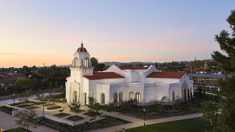 Le temple de Yorba Linda, en Californie, au crépuscule.