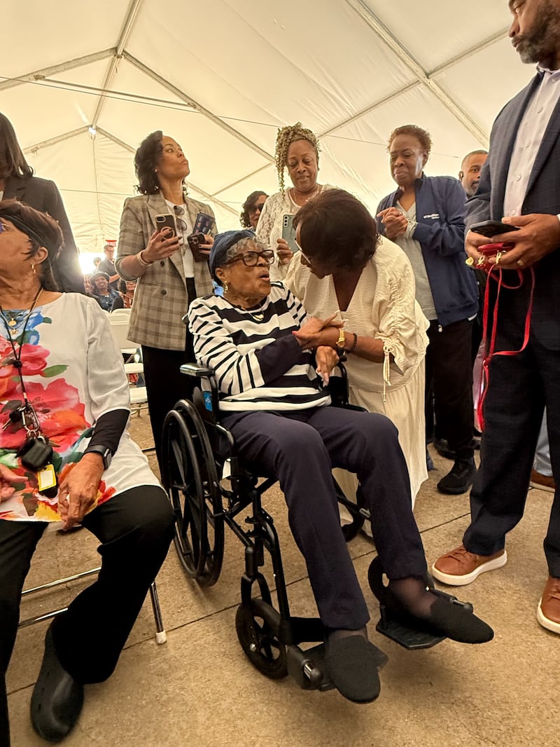 Le Dr Opal Lee, militante des droits civiques surnommée la « grand-mère de Juneteenth », arrive sur le site du futur Musée national de Juneteenth à Fort Worth, au Texas, le mercredi 7 octobre 2026. L'Église de Jésus-Christ des Saints des Derniers Jours a fait un don de 3 millions de dollars pour la construction du musée et la création d'un centre de généalogie dans le musée.