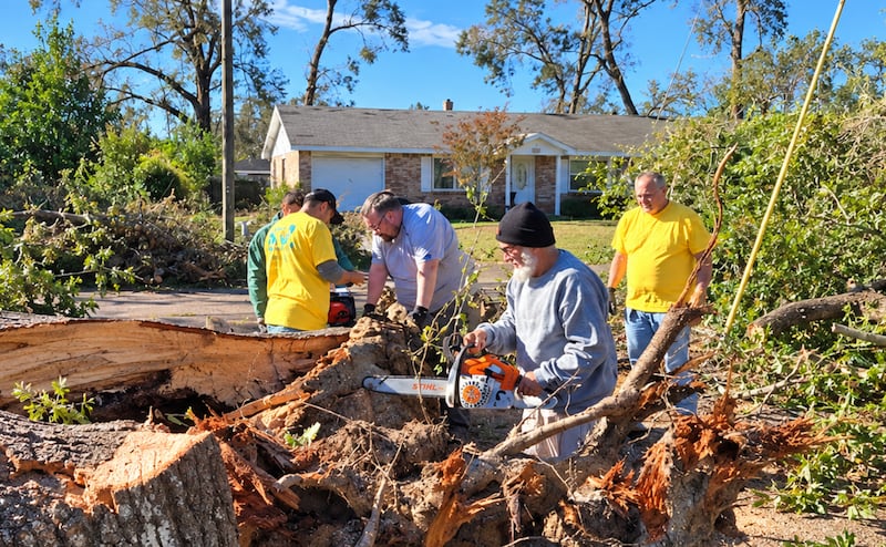 Des bénévoles saints des derniers jours nettoient des débris après le passage de l'ouragan Isaias, à Pensacola, en Floride, le samedi 17 octobre 2026.