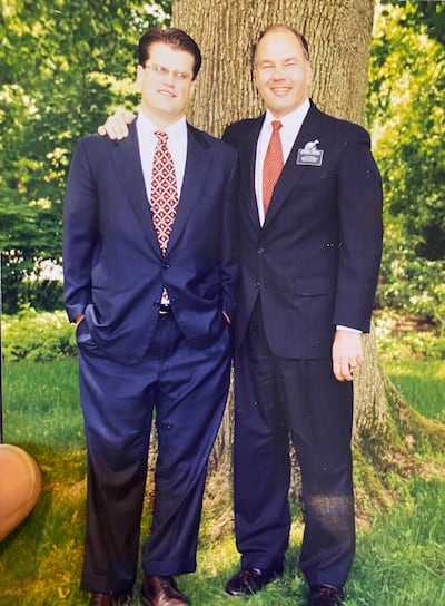Russell Pratt se tient aux côtés de son président de mission, frère Ronald A. Rasband, devant le foyer de la mission de New York New York Nord, à Scarsdale (État de New York), à la fin de sa mission en 1998.