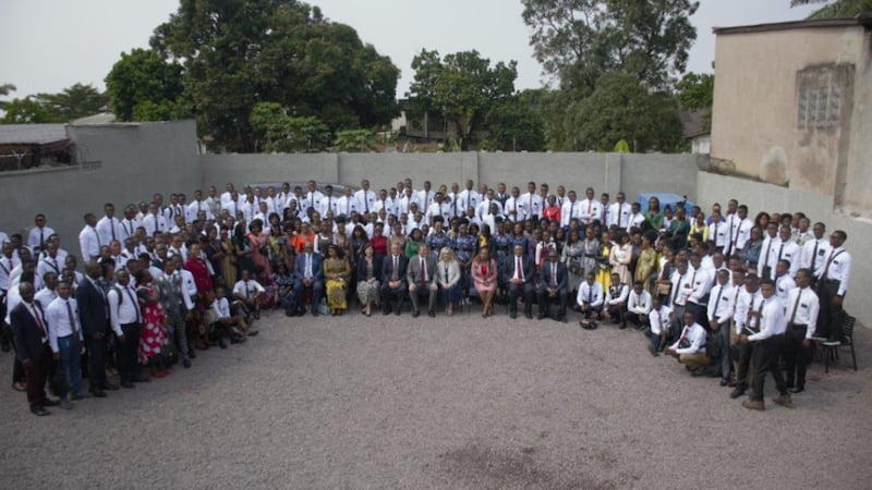 Frère Gary E. Stevenson et d’autres dirigeants prennent une photo de groupe avec des missionnaires à Kinshasa, en République démocratique du Congo, en février 2024.