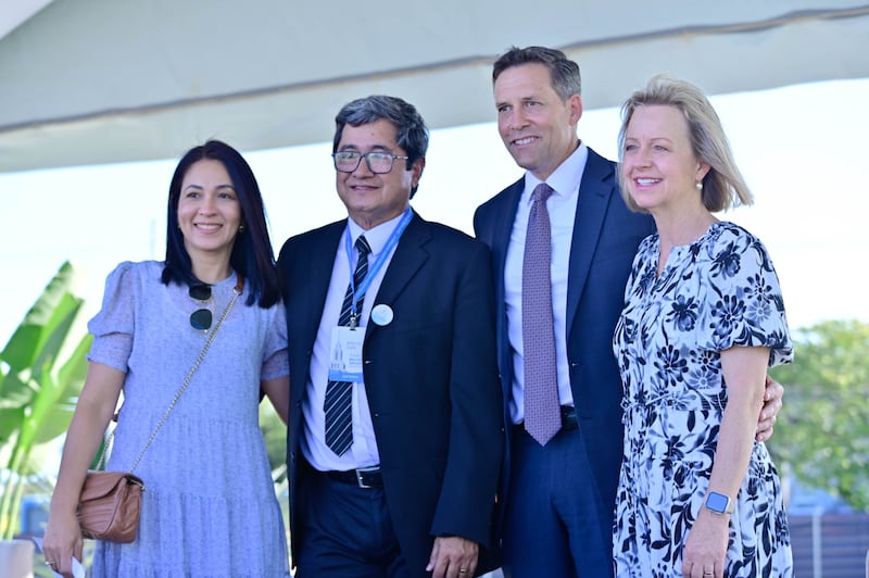 Frère B. Corey Cuvelier, de la présidence de l'interrégion du Brésil, et son épouse, sœur Wendi Cuvelier, prennent une photo avec des invités lors de la cérémonie d'ouverture du chantier du temple de Maceió (Brésil).