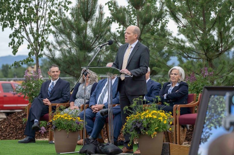 Jonathan S. Byington, président du pieu de Missoula, Montana, dirige la cérémonie d'inauguration des travaux du temple de Missoula, Montana.