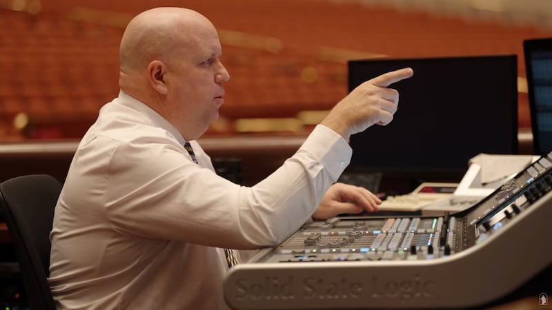 Aaron Kobel, ingénieur du son pour l'Église, teste le son d'un microphone avant la conférence générale.