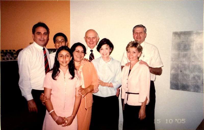 Sur une photo d'octobre 2005, le frère Dallin H. Oaks (alors membre du Collège des douze apôtres) et sœur Kristen M. Oaks, au centre, posent pour une photo avec Rodrigo et Alessandra Myrrha et leurs enfants, à gauche.