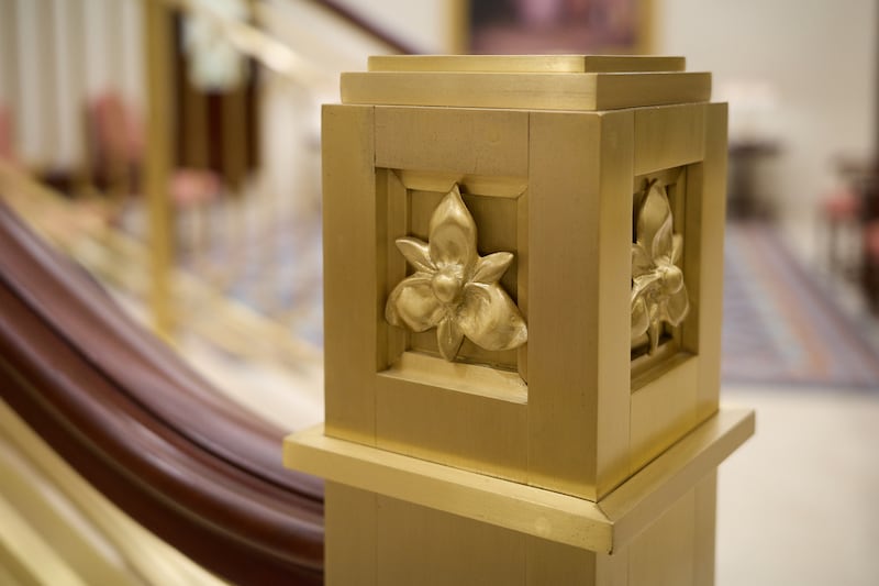 Le motif de la fleur nationale du Guatemala, la monja blanca, apparaît sur la rampe d'escalier à l'intérieur du temple de Miraflores, Guatemala City (Guatemala).