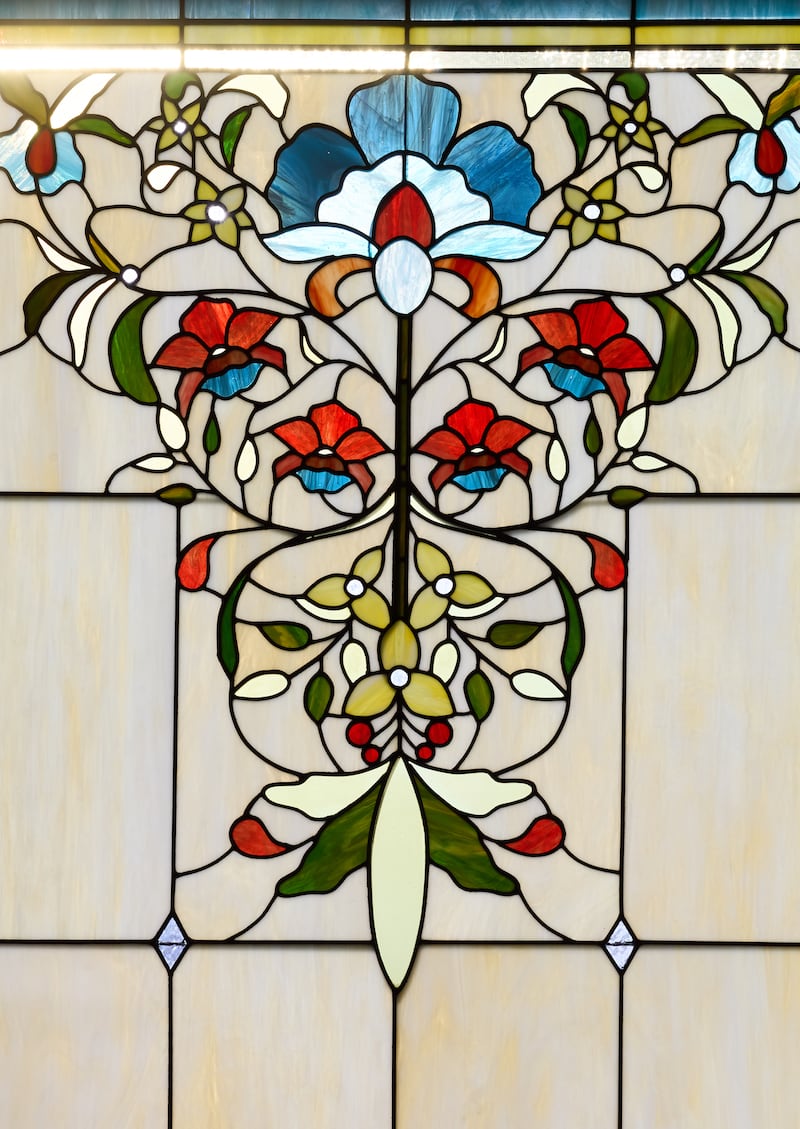 Un motif en verre d'art à l'intérieur du temple de Miraflores, Guatemala City (Guatemala).