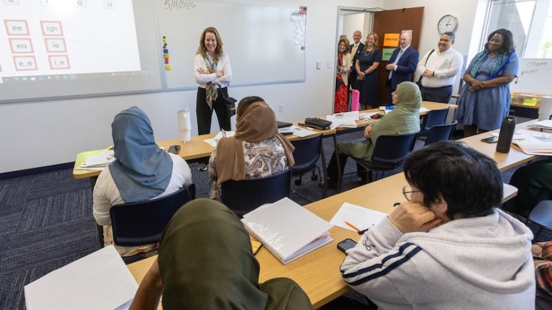 La directrice générale de l'Organisation internationale pour les migrations, Amy Pope, visite un cours d'anglais au Centre humanitaire de l'Église de Jésus-Christ des Saints des Derniers Jours à Salt Lake City, Utah, le lundi 11 mai 2026.