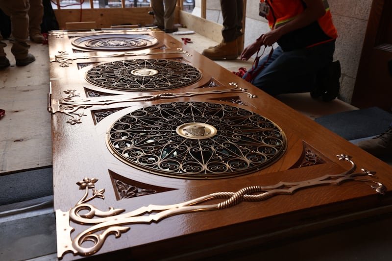 Les portes est restaurées du temple de Salt Lake ont été installées le mardi 23 juin 2026.