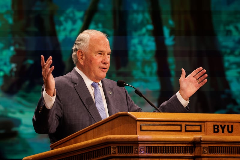 Frère Ronald A. Rasband prononce un discours lors d'une réunion spirituelle au Marriott Center de BYU, le mardi 27 octobre 2026.