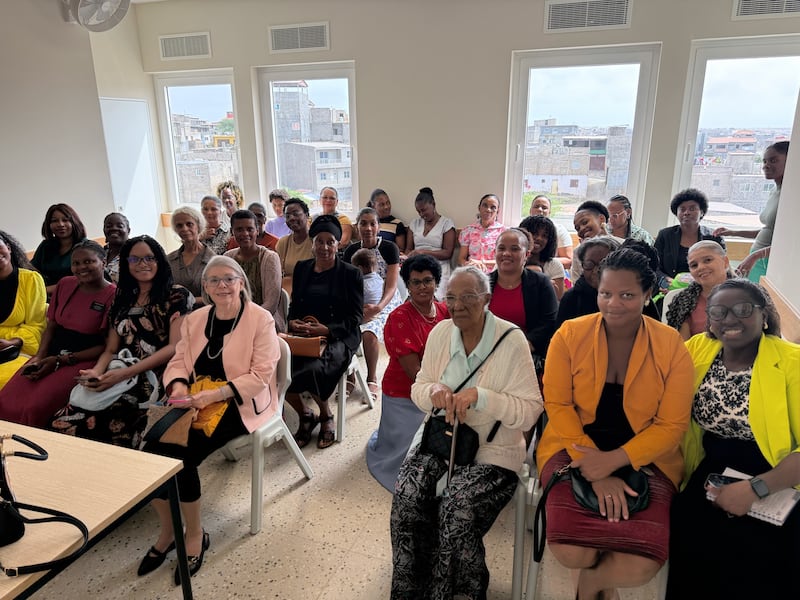 Des sœurs de la Société de Secours se réunissent dans la nouvelle chapelle d'Eugenio Lima à Praia, au Cap-Vert, le dimanche 12 avril 2026.