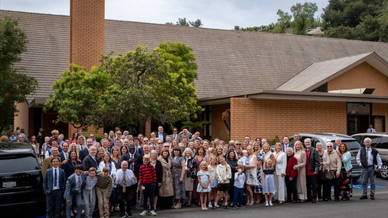 Les membres de la paroisse de Pacific Palisades du pieu de Los Angeles, Californie, prennent une photo de groupe devant leur lieu de culte nouvellement dedie le dimanche 12 avril 2026.