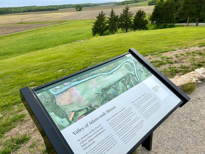 Un panneau surplombe la vallée d'Adam-ondi-Ahman près de Jameson, dans le Missouri, en mai 2026.