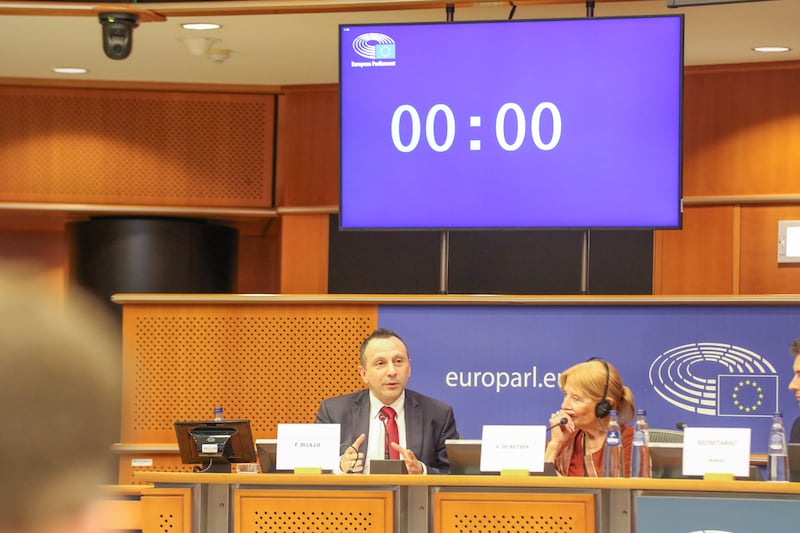 Francesco Di Lillo, directeur du Bureau des affaires de l'Union européenne et des affaires internationales de l'Église de Jésus-Christ des Saints des Derniers Jours, à gauche, prononce ses remarques lors du panel "IA, santé et droits fondamentaux : mise en œuvre de l'approche centrée sur l'humain de l'Europe" le 9 juin 2026 au Parlement européen à Bruxelles, Belgique.
