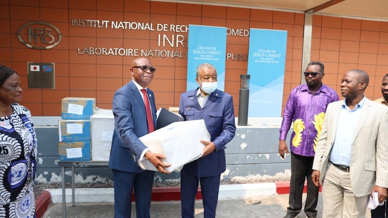frère David Ngabizele remet des équipements de santé offerts à Kinshasa, en République démocratique du Congo, le 16 juillet 2026.