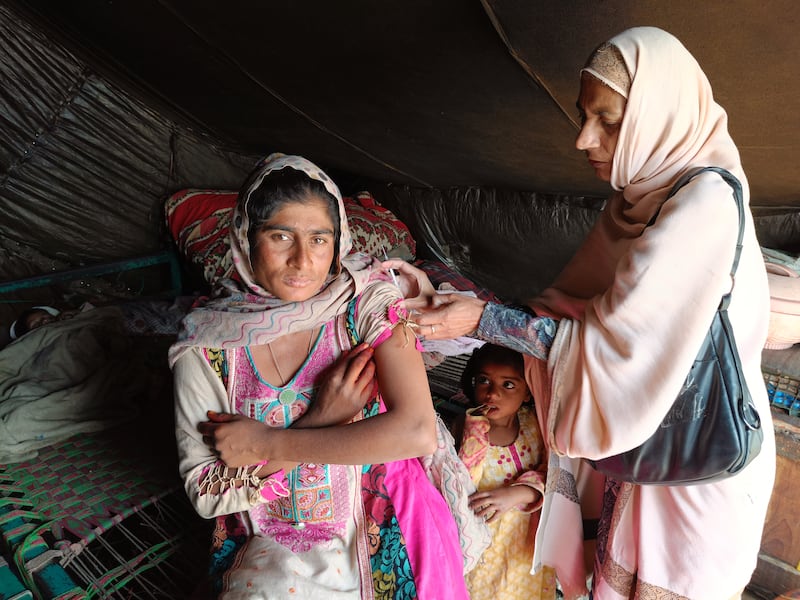 Babra reçoit un vaccin contre le tétanos maternel et néonatal au Pakistan.