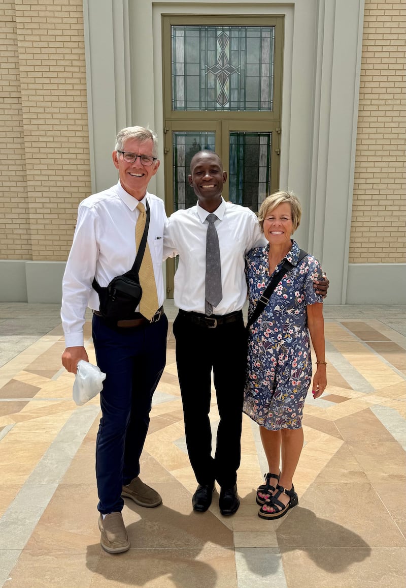 Kilford Shereni est photographié avec Bruce et Elizabeth Anderson devant le temple de Harare, au Zimbabwe.