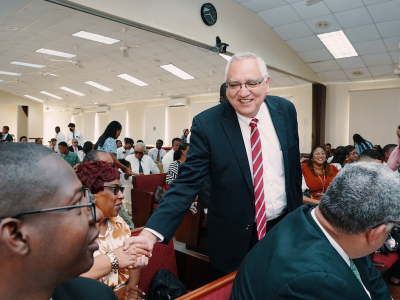 Frère Hugo Montoya, soixante-dix Autorité générale et membre de la présidence de l’interrégion des Caraïbes, serre la main d’un membre lors d’une conférence spéciale à Puerto Plata, en République dominicaine, le 13 septembre 2026.