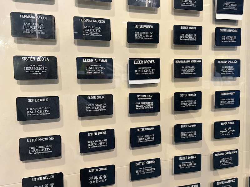 Des plaques de missionnaires sont exposées sur un mur au centre d'accueil des visiteurs du temple de Los Angeles (Californie), le dimanche 18 mai 2025.