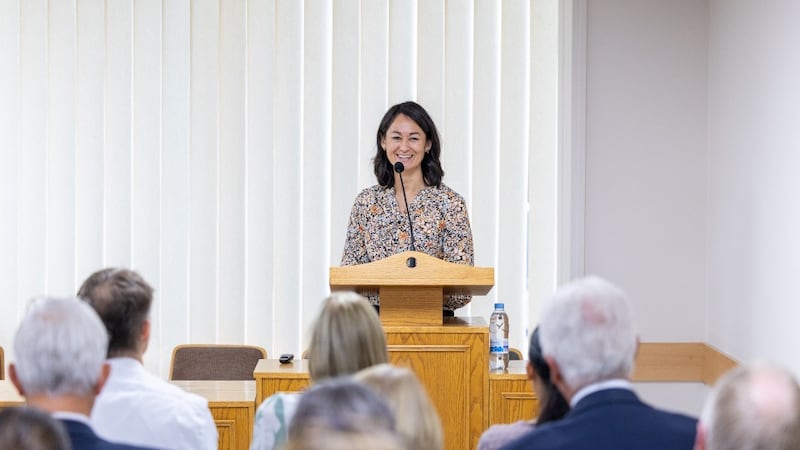 Sœur Kristin M. Yee donne des instructions lors d'une réunion à Larnaca, à Chypre, le 2 septembre 2026.