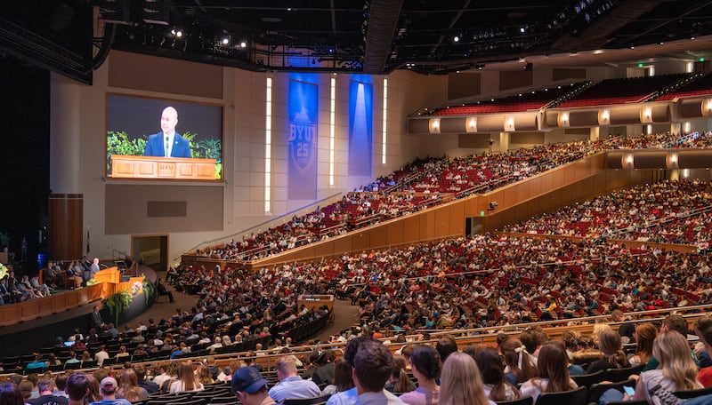 Des etudiants de l'Universite Brigham Young-Idaho ecoutent le president Alvin F. Meredith III lors d'une devotionnelle sur le campus le mardi 21 avril 2026, a Rexburg, en Idaho.