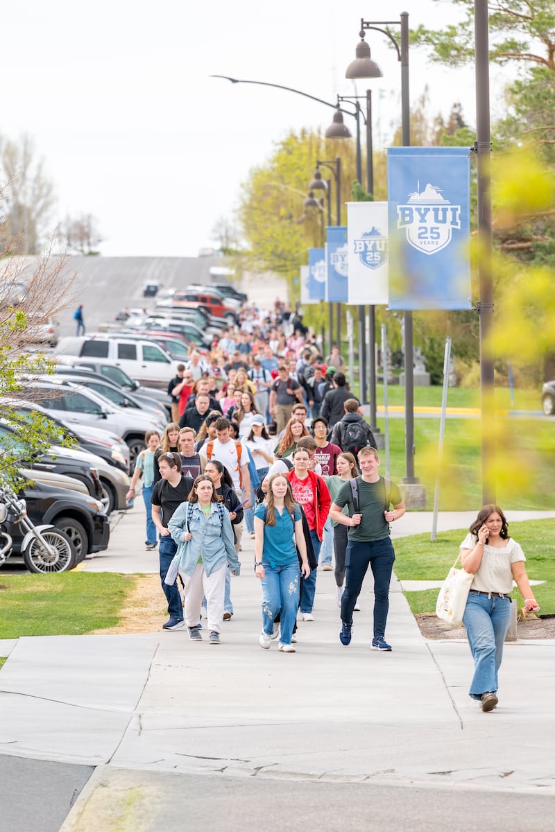 Des étudiants de Brigham Young University–Idaho se rendent à une réunion spirituelle sur le campus pour écouter le président Alvin F. Meredith III et sa femme, sœur Jennifer Meredith, le mardi 21 avril 2026, à Rexburg, en Idaho.