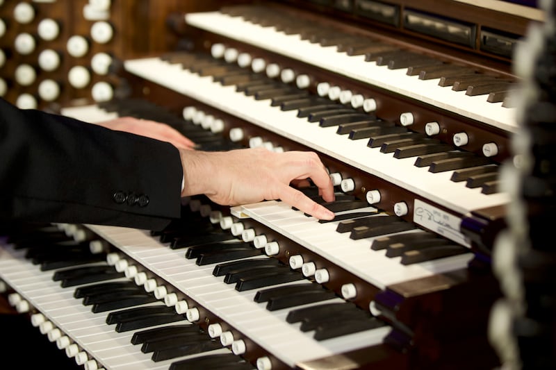 Brian Mathias, organiste du Tabernacle, joue de l'orgue du Tabernacle dans le Tabernacle de Salt Lake le 20 mai 2025, avant que les récitals ne soient interrompus pour d'importants travaux de rénovation.