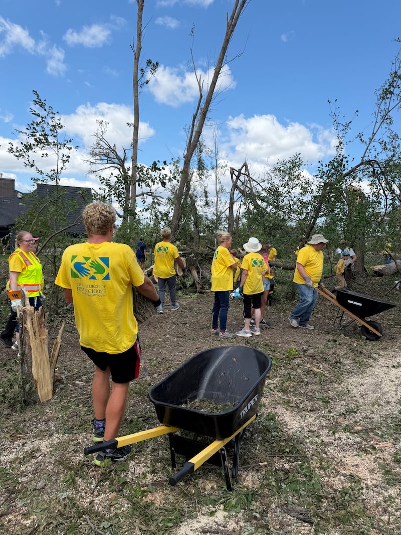 Des Saints des Derniers Jours et d'autres personnes dans le nord-est du Wisconsin aident à déblayer les débris à la suite d'une tornade EF-3 qui a frappé le 27 juillet 2026.