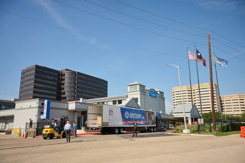 Des bénévoles aident à décharger des boîtes de nourriture livrées par l'Église de Jésus-Christ des Saints des Derniers Jours au garde-manger alimentaire Joe's Food Pantry à Dallas, au Texas, le jeudi 14 mai 2026.