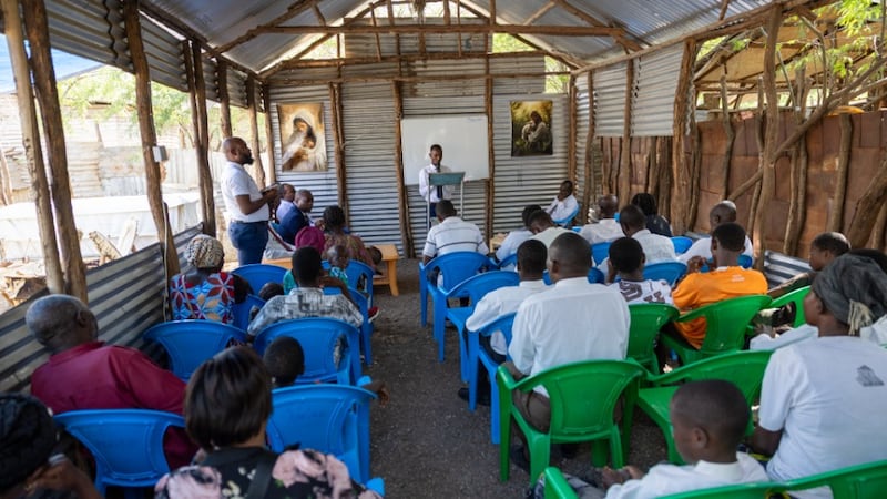 Membres de la branche de Kakuma réunis dans un hangar dans le camp de réfugiés de Kakuma, au Kenya, le 19 juin 2026