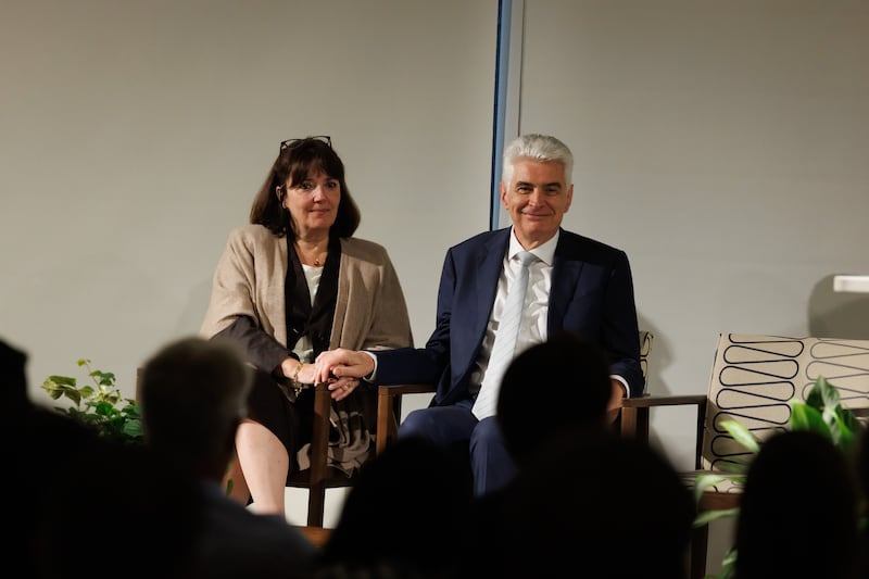 Elder Gérald Caussé, du Collège des douze apôtres, et sa femme, sœur Valérie Caussé, sont assis sur l'estrade lors d'un symposium sur l'intendance à l'université Brigham Young à Provo, en Utah, le vendredi 14 novembre.