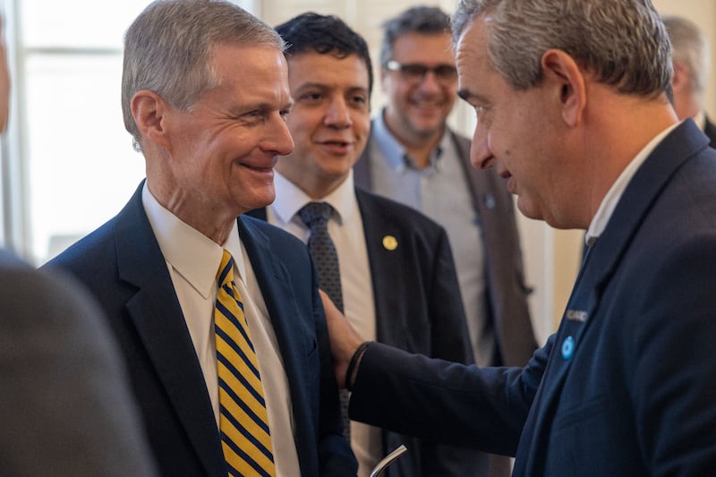 Elder David A. Bednar, du Collège des douze apôtres, à gauche, s'entretient avec le maire Pablo Javkin au Palais municipal de Rosario, en Argentine, le 20 mai 2026.