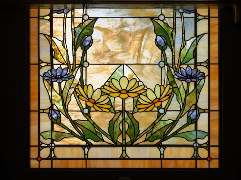 Un vitrail d'art à l'intérieur du temple de Montpelier (Idaho).