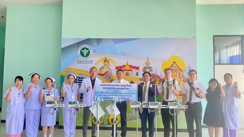 Des infirmières et des médecins de l'hôpital de Bang Phli, dans la province de Samut Prakan, en Thaïlande, sont réunis avec des représentants de l'Église de Jésus-Christ des Saints des Derniers Jours lors d'une cérémonie de remise le 29 mai 2026, suite à un important don de matériel de la part de l'Église.