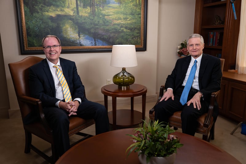 Elder David A. Bednar et frère Brian K. Ashton, président de BYU–Pathway Worldwide, participent à la diffusion de la réunion spirituelle de BYU–Pathway le vendredi 31 octobre 2025.