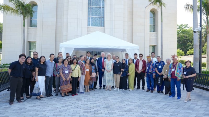 Les participants et invités d'un forum sur la liberté religieuse visitent le temple de Davao, aux Philippines, lors de ses portes ouvertes à Davao City, Philippines, le 25 mars 2026.