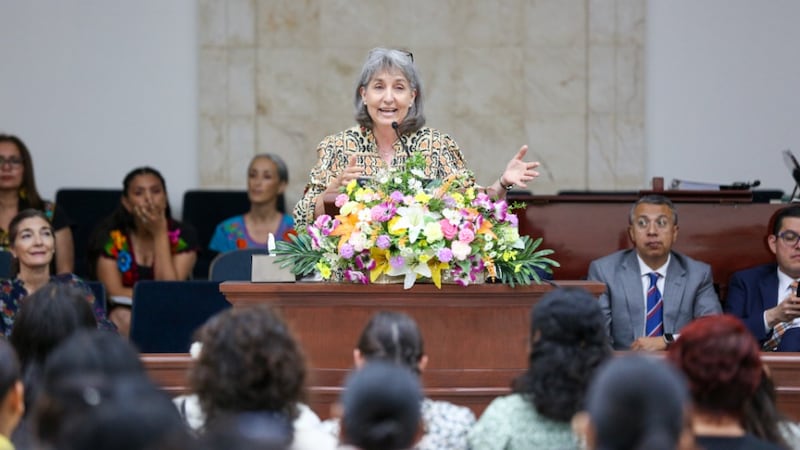 Sœur J. Anette Dennis s'exprime à la chaire lors d'une réunion spirituelle à Cancún, au Mexique, le 20 septembre 2025