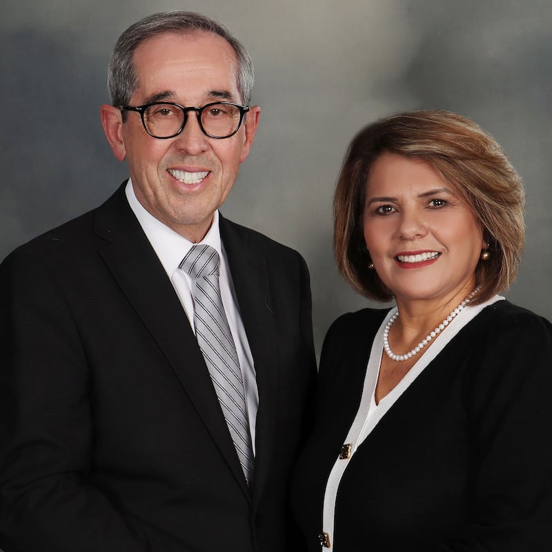 Glendon Lyons et Guadalupe Ochoa de Lyons, qui serviront comme président et matrone du nouveau temple de Querétaro (Mexique) lorsqu’il sera consacré.