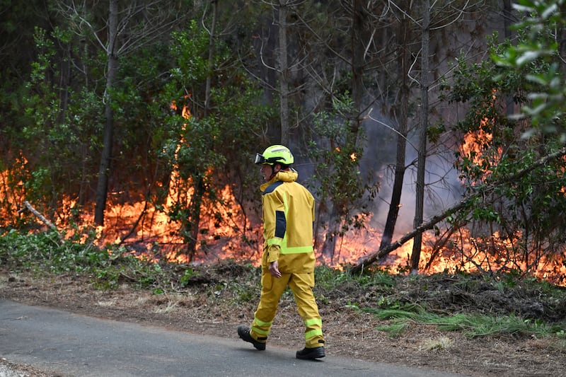 Un pompier passe devant une zone de brûlage contrôlé pour contenir un incendie près de Lège-Cap-Ferret, lors d’incendies de forêt dans le sud-ouest de la France, le jeudi 30 juillet 2026.