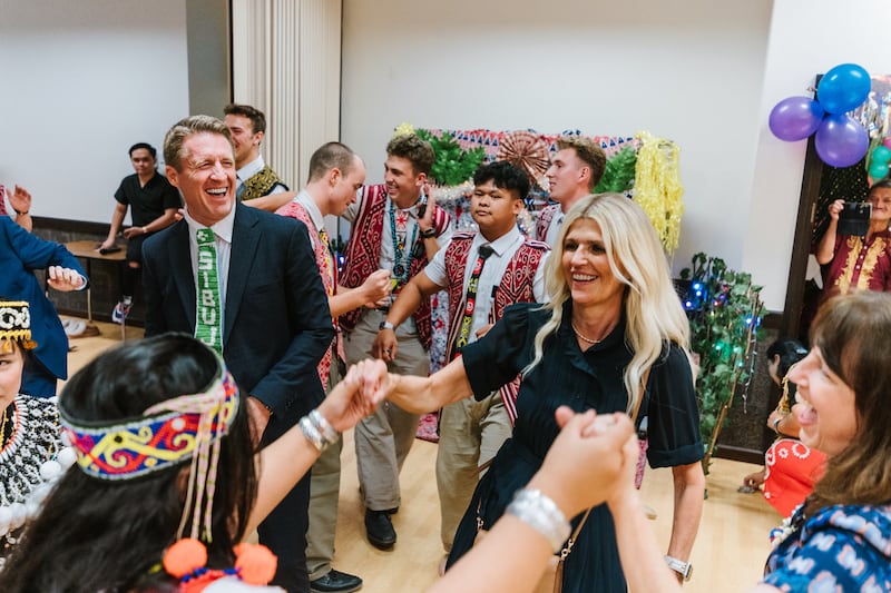 Le président général des Jeunes Gens Timothy L. Farnes, à gauche, et son épouse, sœur Linsey Farnes, interagissent avec des jeunes lors d'un festival de récolte Gawai à Sibu, en Malaisie, dans le cadre d'une affectation de ministère dans des pays d'Asie, du 21 au 31 mai 2026.