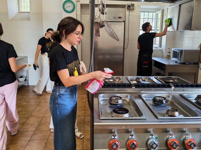 Des jeunes adultes célibataires de Sicile et de Malte nettoient la cuisine de la Casa Scalabrini 634 lors d'un projet de service à Rome (Italie).