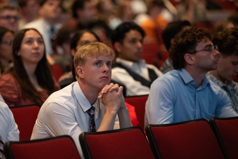 Une etudiante ecoute frere Mark A. Bragg lors d'une devotionnelle de BYU-Idaho a Rexburg, Idaho, le mardi 2 juin 2026.