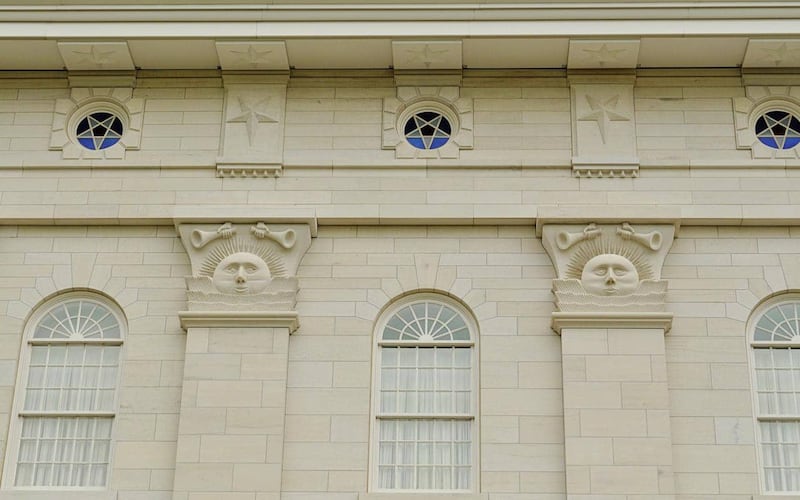 Des pierres de soleil sont visibles sur les murs du temple de Nauvoo (Illinois) en 2024.