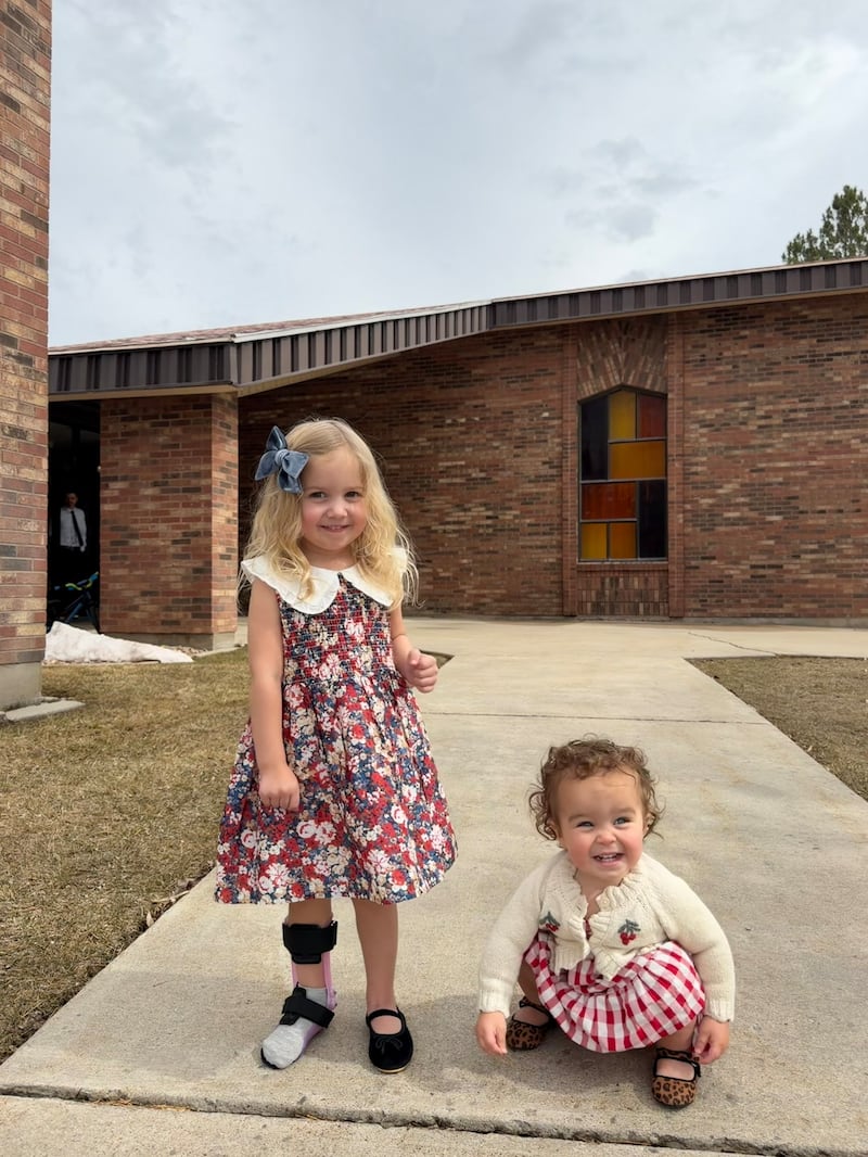 Estelle Santiago, à gauche, alors âgée de 3 ans, sourit avec sa sœur cadette, Bianca, pendant sa convalescence d’une grave maladie qu’elle a contractée en Uruguay en janvier 2026.