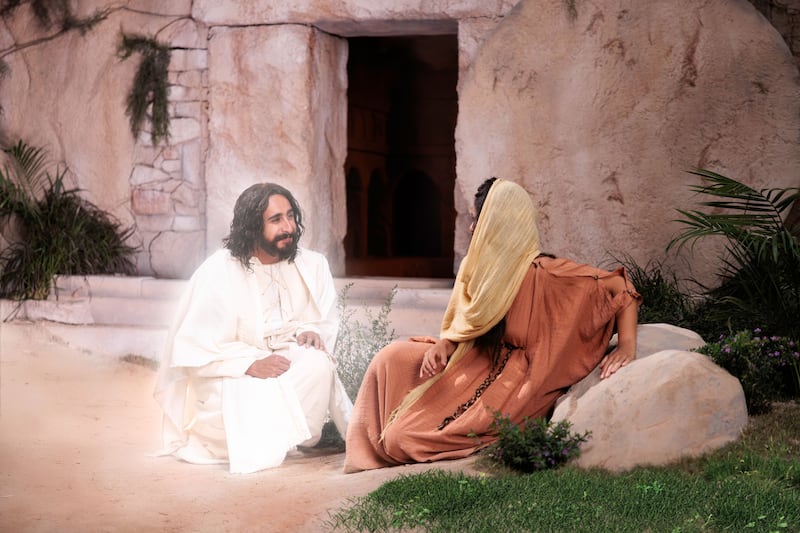 Jésus-Christ parle à Marie-Madeleine à l'extérieur du tombeau du jardin.