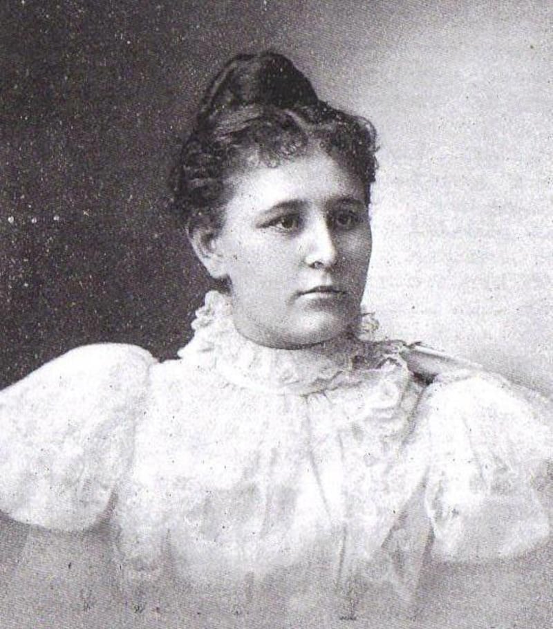 Amanda Inez Knight a été l'une des premières sœurs missionnaires prosélytes célibataires de l'histoire de l'Église. Elle a été affectée à la mission d'Europe.